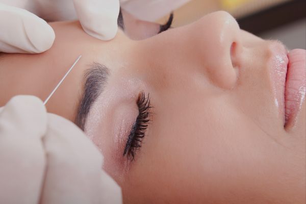 Doctor doing injecting treatments